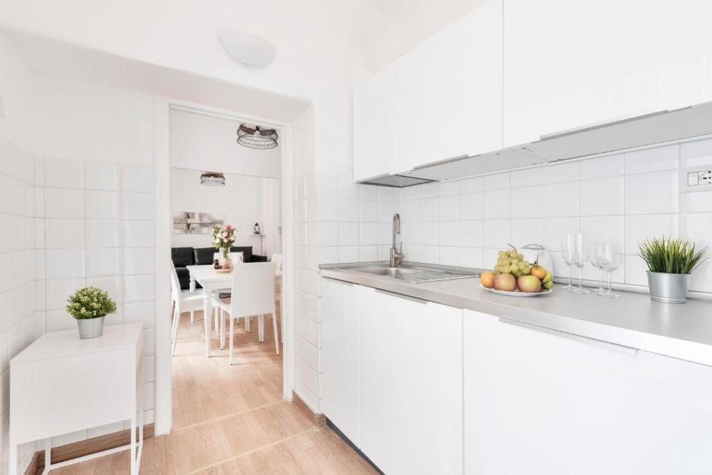 Apartment By The Colosseum - White Chic Flats ローマ エクステリア 写真